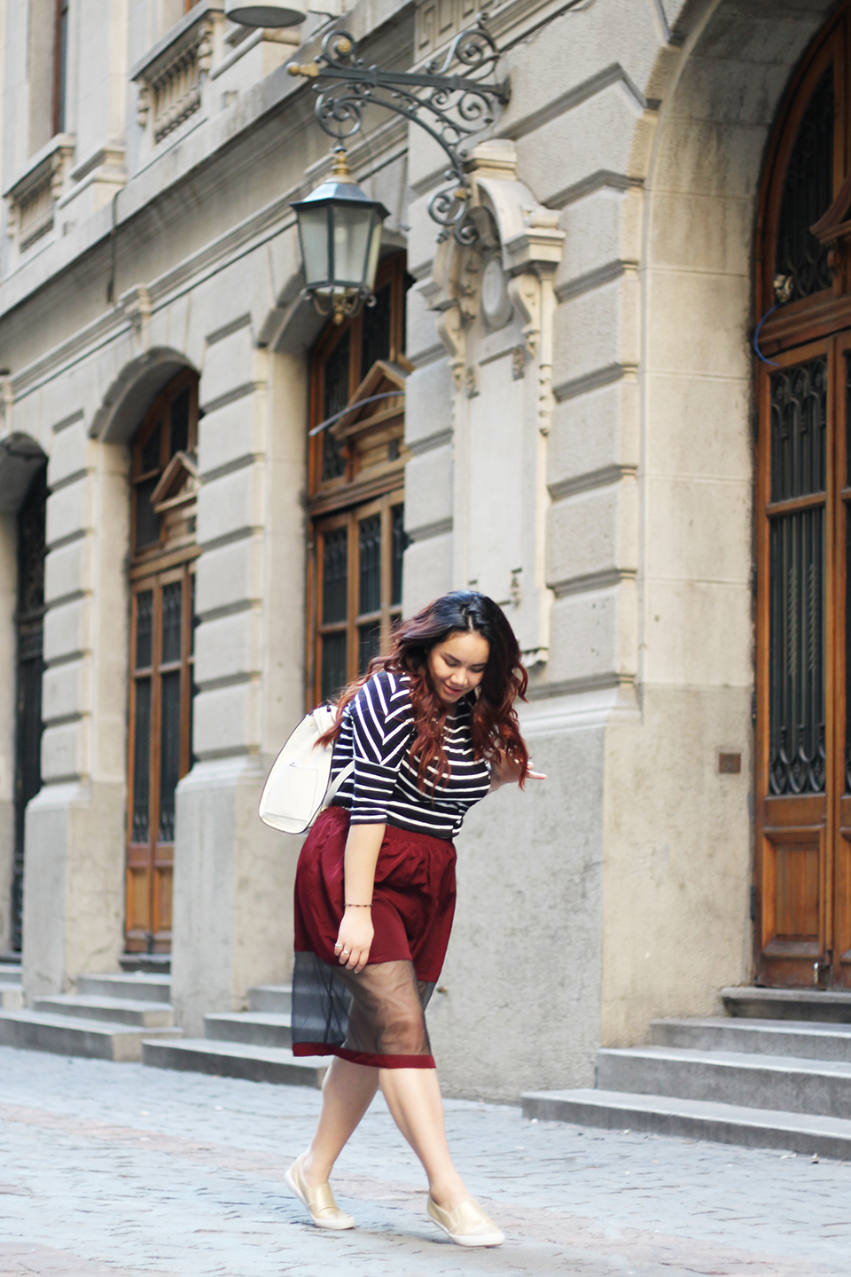 tiendas-paris-stripes-shirt-midi-skirt-golden-sneakers-forever21-backpack-blogger-mexicana-02