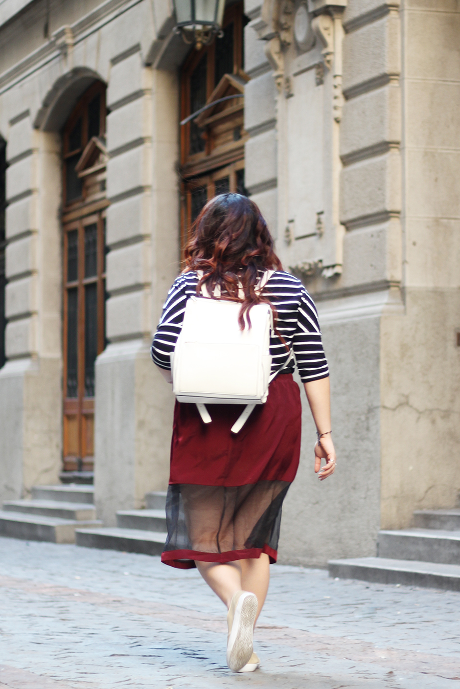 tiendas-paris-stripes-shirt-midi-skirt-golden-sneakers-forever21-backpack-blogger-mexicana-03