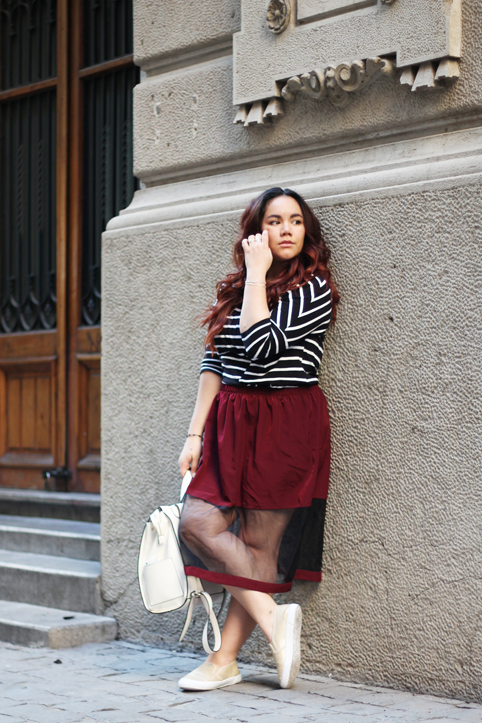 tiendas-paris-stripes-shirt-midi-skirt-golden-sneakers-forever21-backpack-blogger-mexicana-street-style