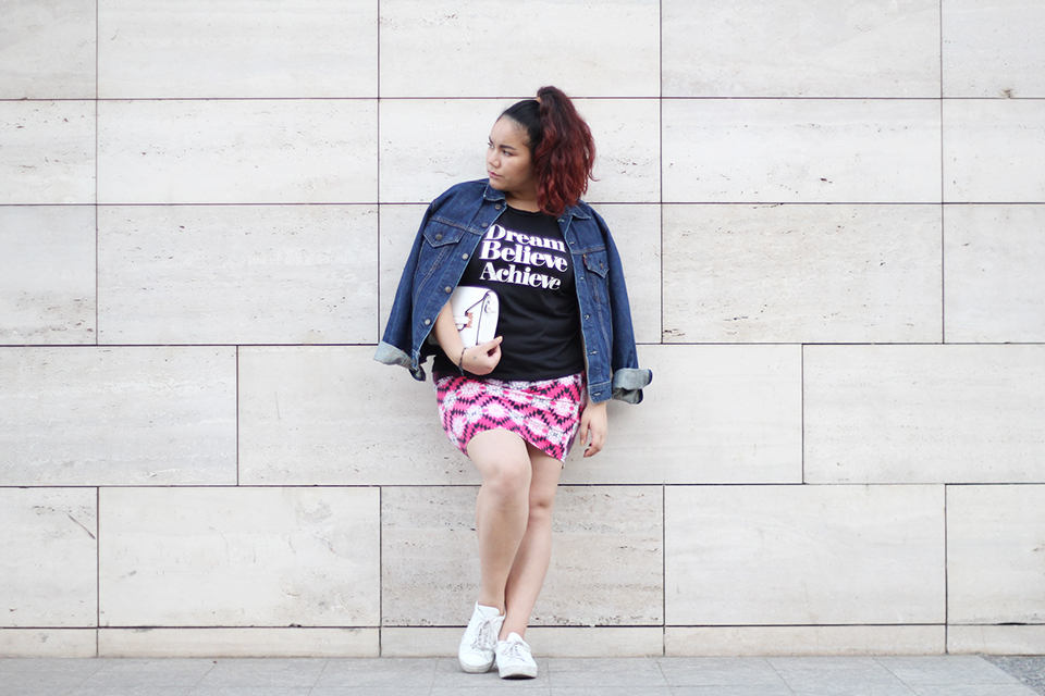Outfit Ideas for curvy girls - Denim over the shoulders for transitional weather - Levis denim jacket + Sincerely Jules shirt dream believe achieve. Mexican Blogger | GOLDEN STROKES