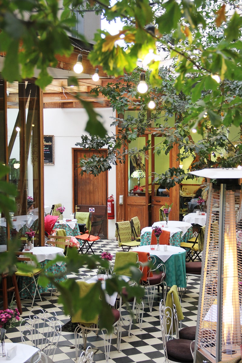 Visita el Cafe de la Candelaria en Barrio Italia, Santiago | Golden Strokes