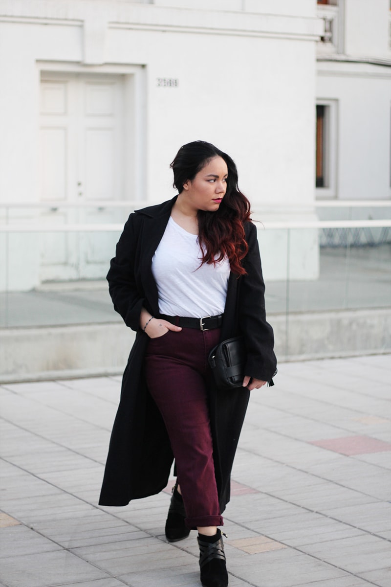 Como mezclar ropa estilo vintage con prendas actuales - Burgundy mom jeans - long coat | Golden Strokes