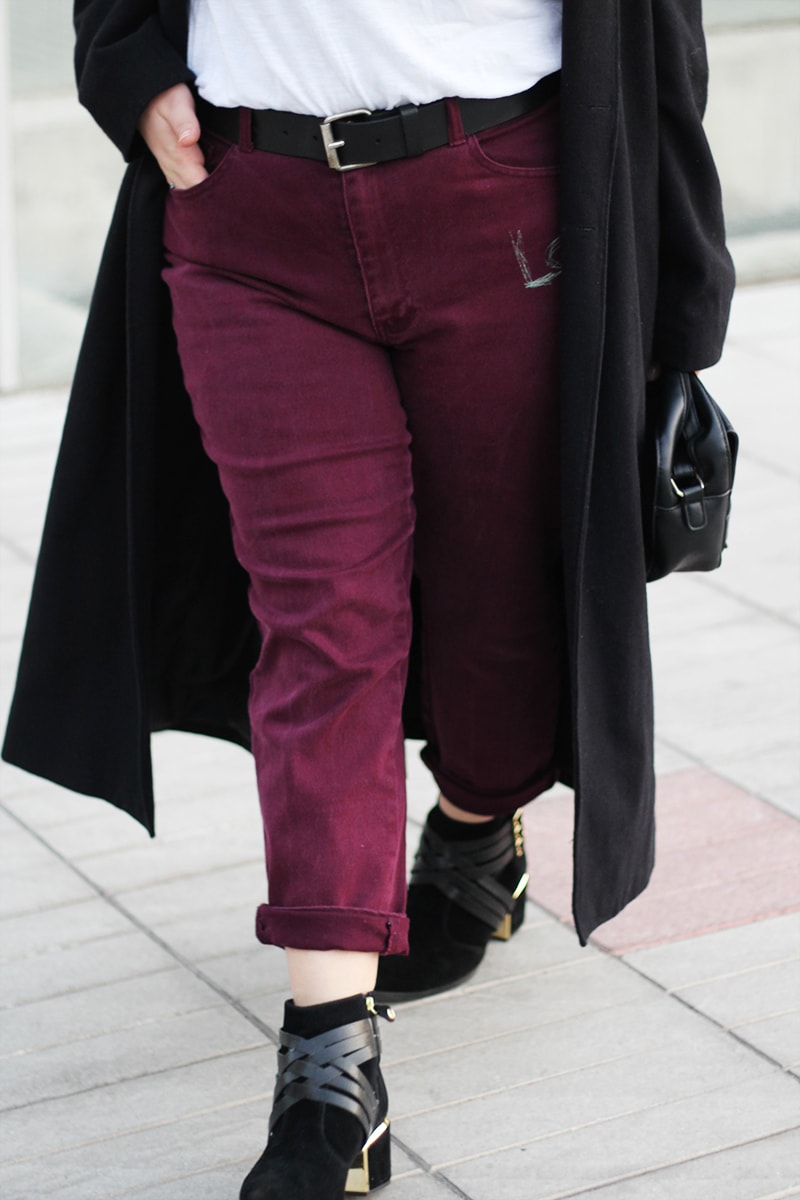 Como mezclar ropa estilo vintage con prendas actuales - Burgundy mom jeans - long coat | Golden Strokes