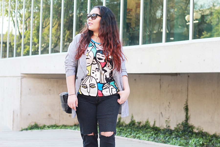 Busted knee jeans and graphic prints - blogger mexicana - plus size | Golden Strokes