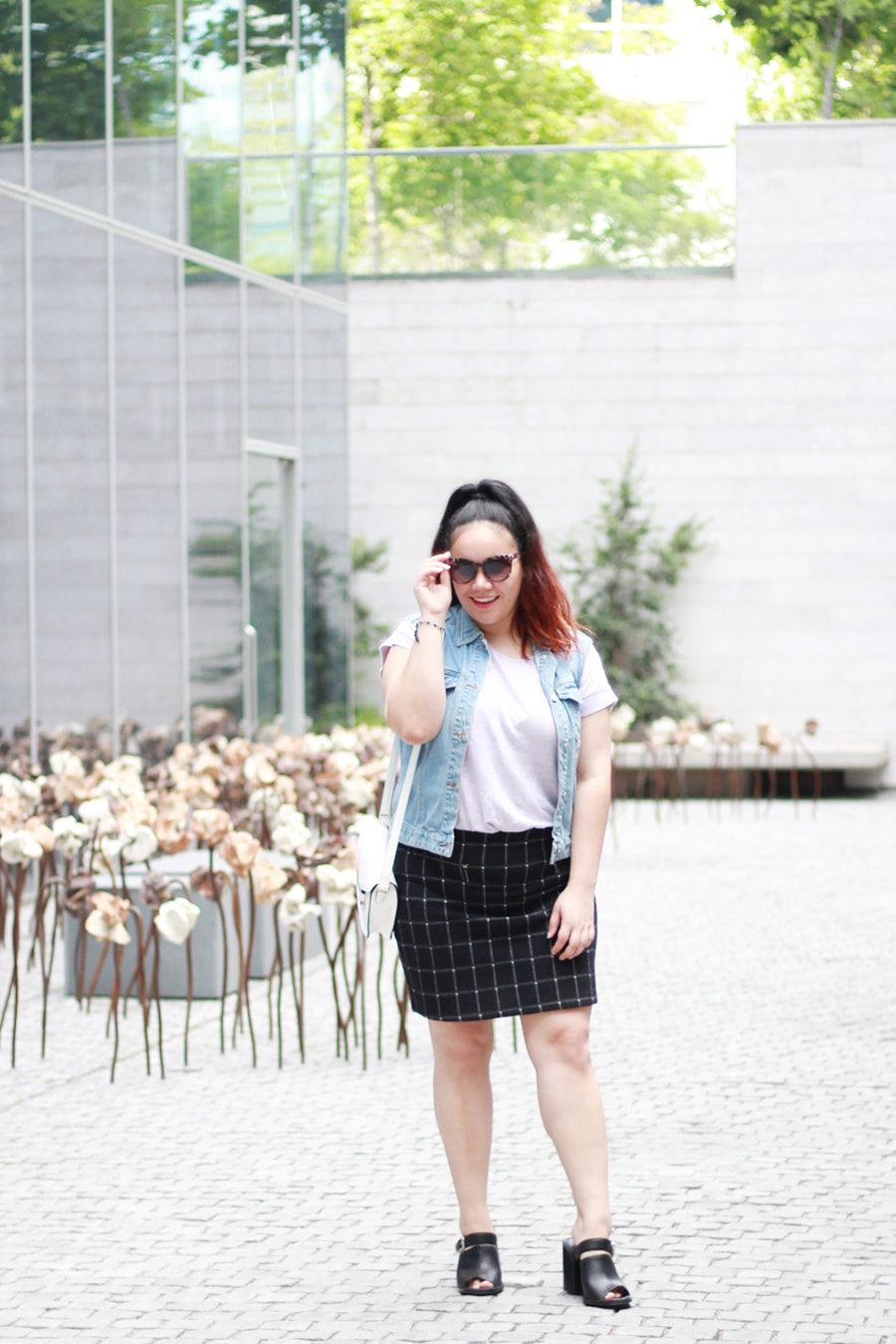 Checkered skirt black and white - Denim Vest - Fashion blogger truth reflexions | Golden Strokes