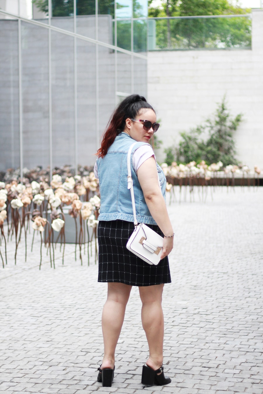 Checkered skirt black and white - Denim Vest - Fashion blogger truth reflexions | Golden Strokes