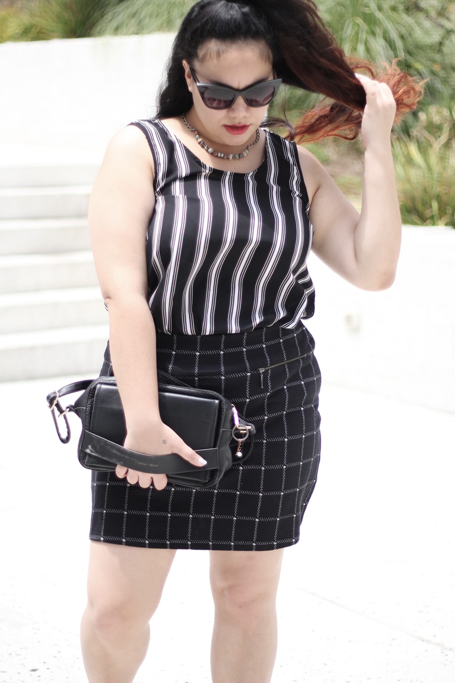 mixing-patterns-outfit-ideas-how-to-combinar-estampados-blogger-mexicana-plus-size-look-stripes-black-white-luisa-verdee-golden-strokes-1