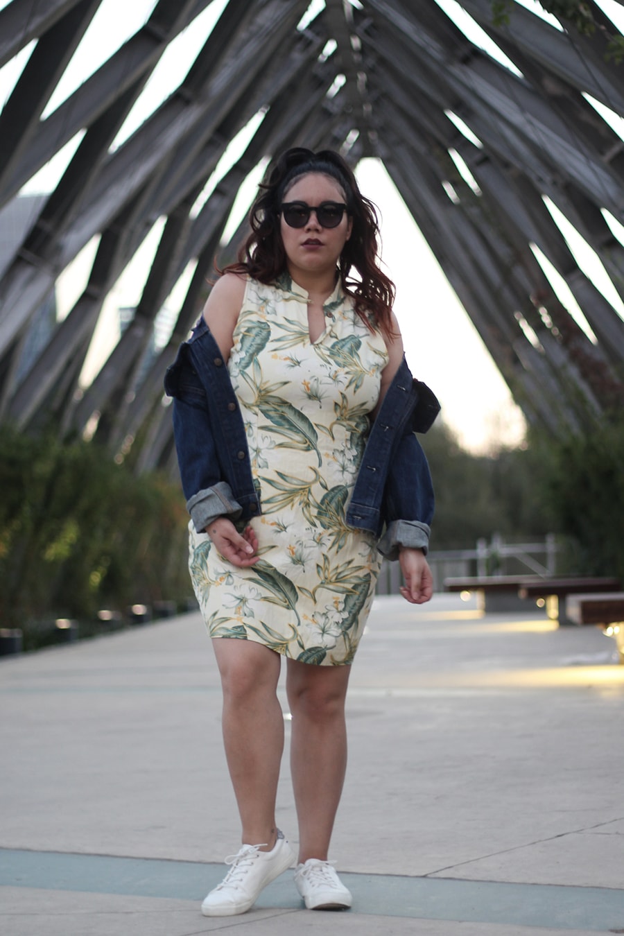 Tropical print dress leaf - denim jacket and white sneakers - blogger curvy mexicana