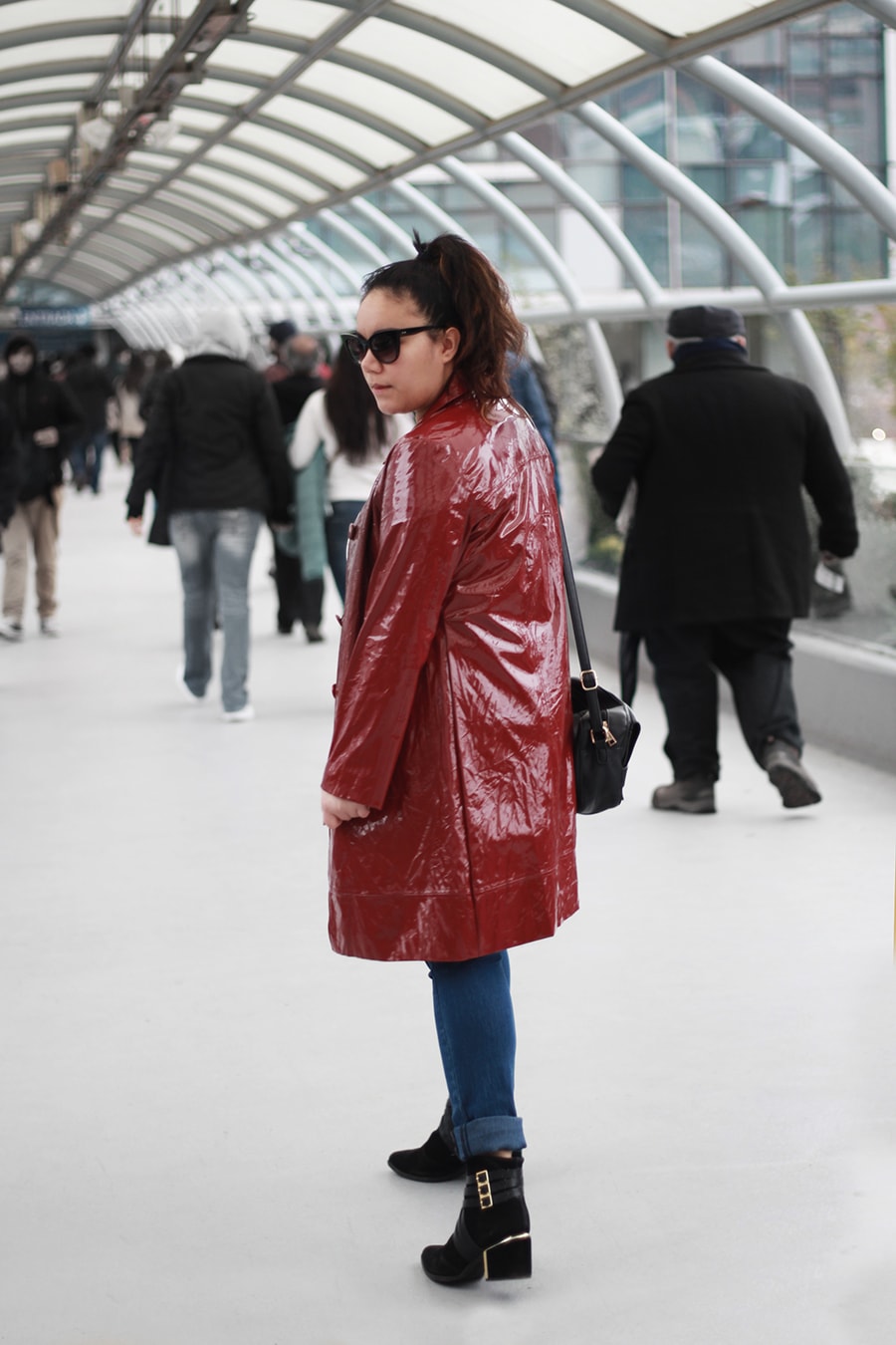Patent leather vintage red trench coat + jeans and graphic tee + golden strokes - luisa verdee