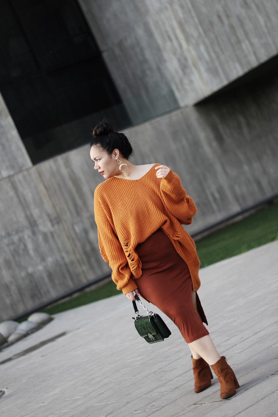 Terracota yellow outfit - pencil skirt - oversize distressed sweater - curvy fashion