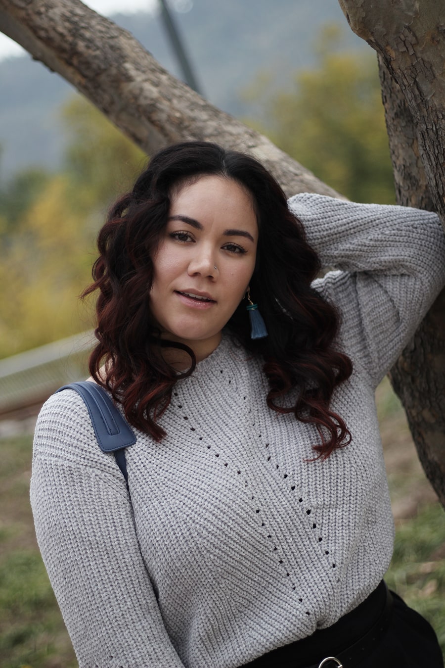 curvy mexican blogger street style culottes grey sweater blue accessories