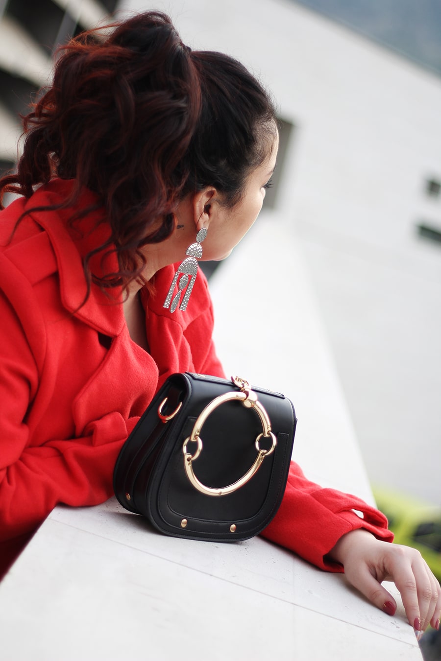 outfit chile fashionista blogger mexicana red oversize coat trousers elegant look