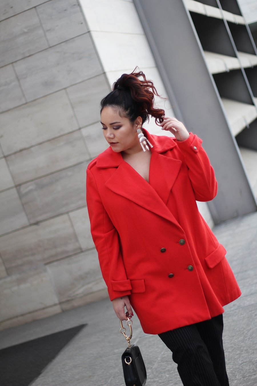 outfit chile fashionista blogger mexicana red oversize coat trousers elegant look