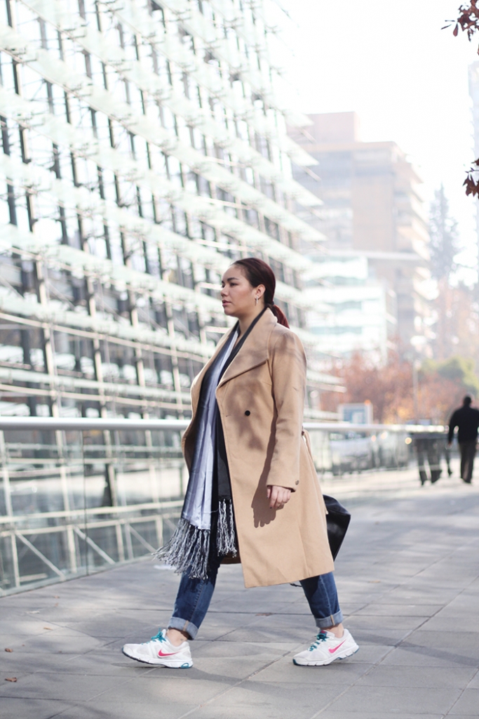street-style-outfit-idea-busy-day-working-woman-nude-coat-winter-skeakers-Golden-Strokes
