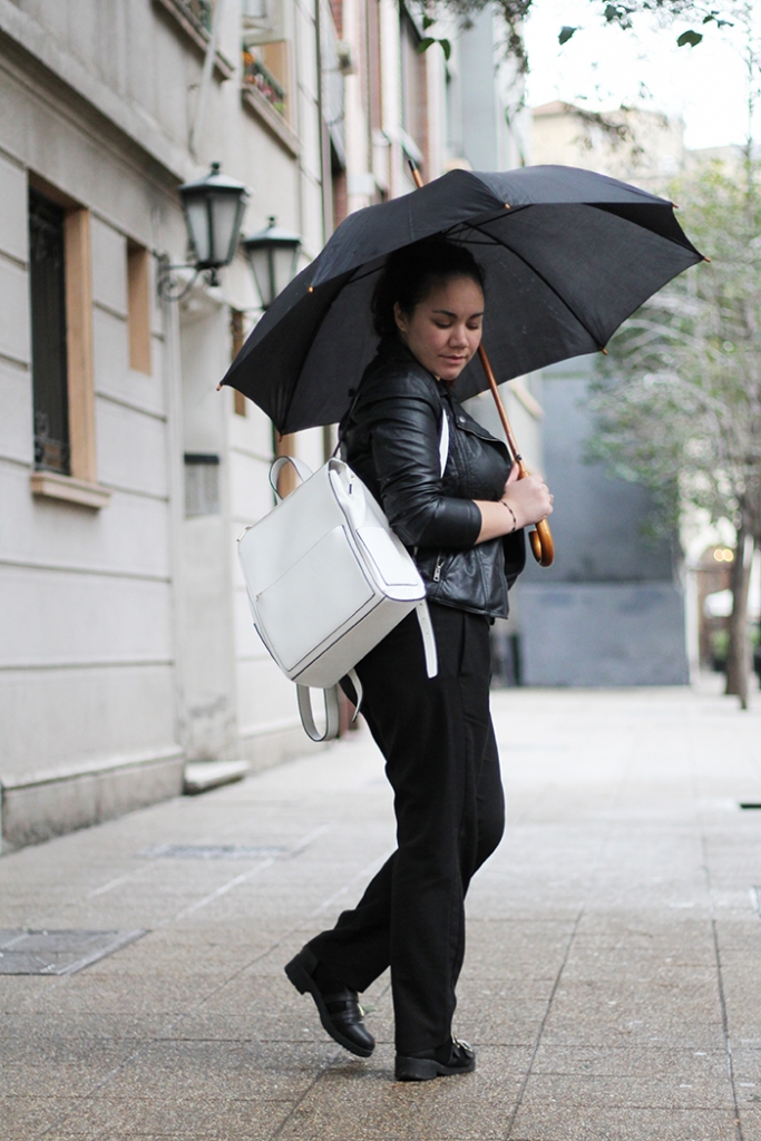 total-black-outfit-ideas-look-leather-jacket-Golden-Strokes-negro-bandana-backpack-mochila