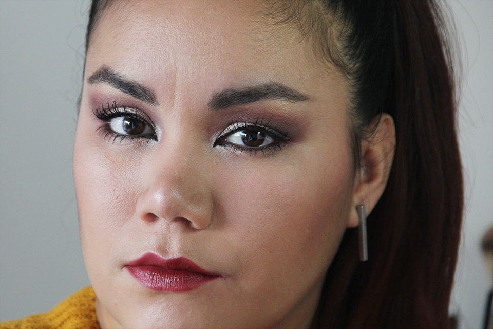 Sultry makeup look with red tones - red eyeshadow