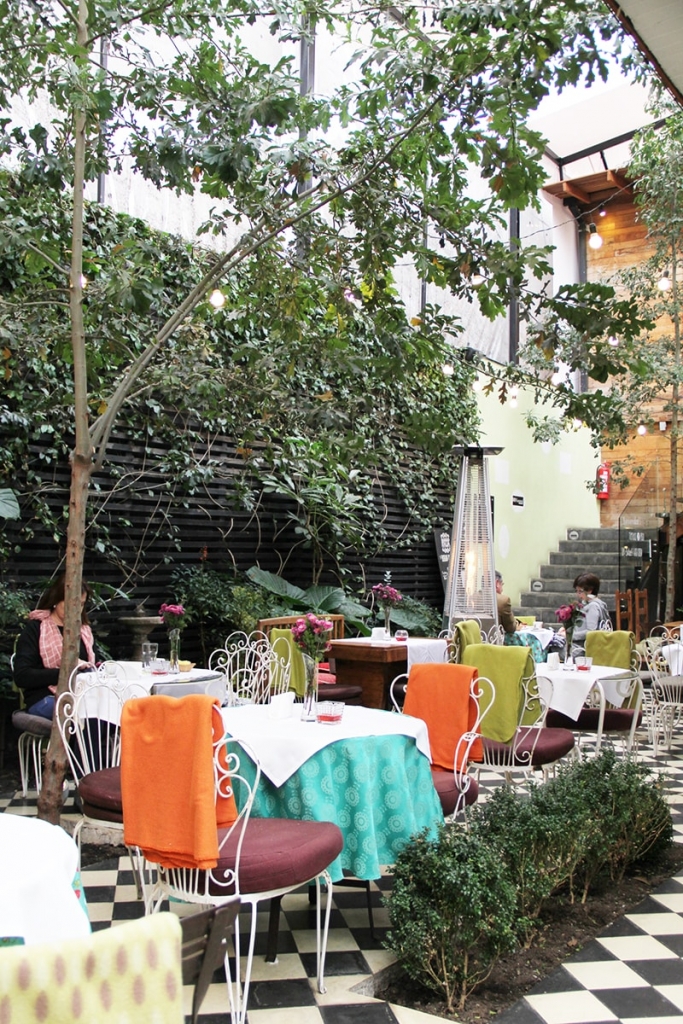 Visita el Cafe de la Candelaria en Barrio Italia, Santiago | Golden Strokes