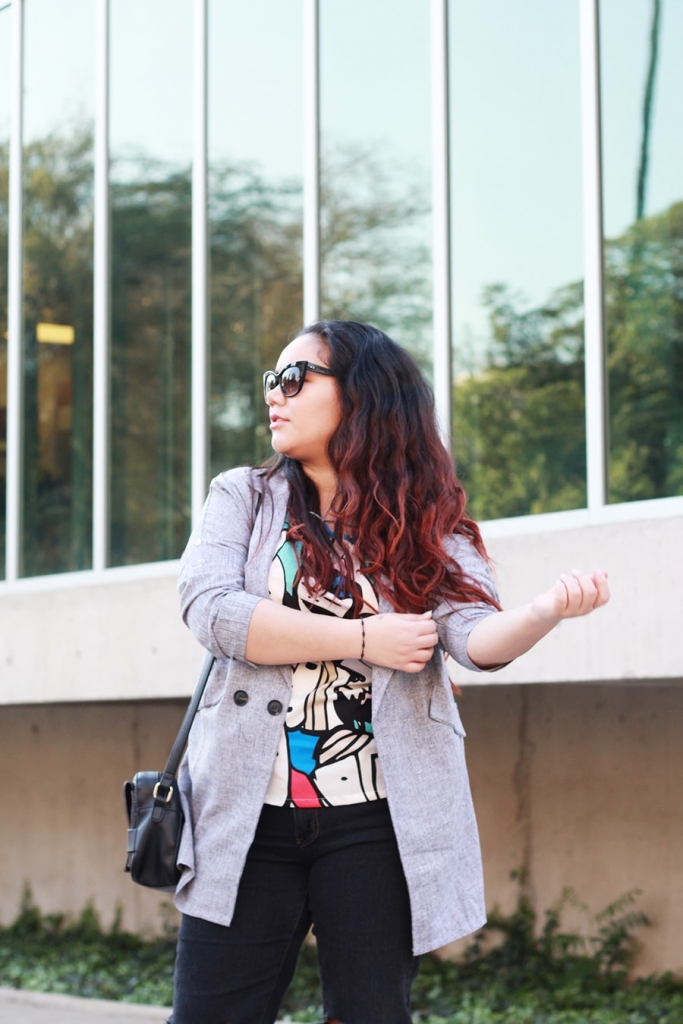 Busted knee jeans and graphic prints - blogger mexicana - plus size | Golden Strokes