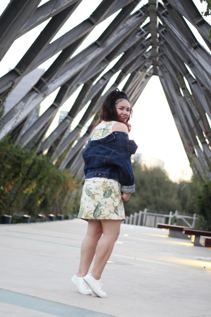 Tropical print dress leaf - denim jacket and white sneakers - blogger curvy mexicana